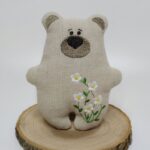 Текстильный медвежонок с вышивкой — уют и тепло в каждой детали.