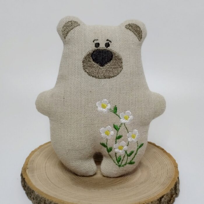 Текстильный медвежонок с вышивкой — уют и тепло в каждой детали.