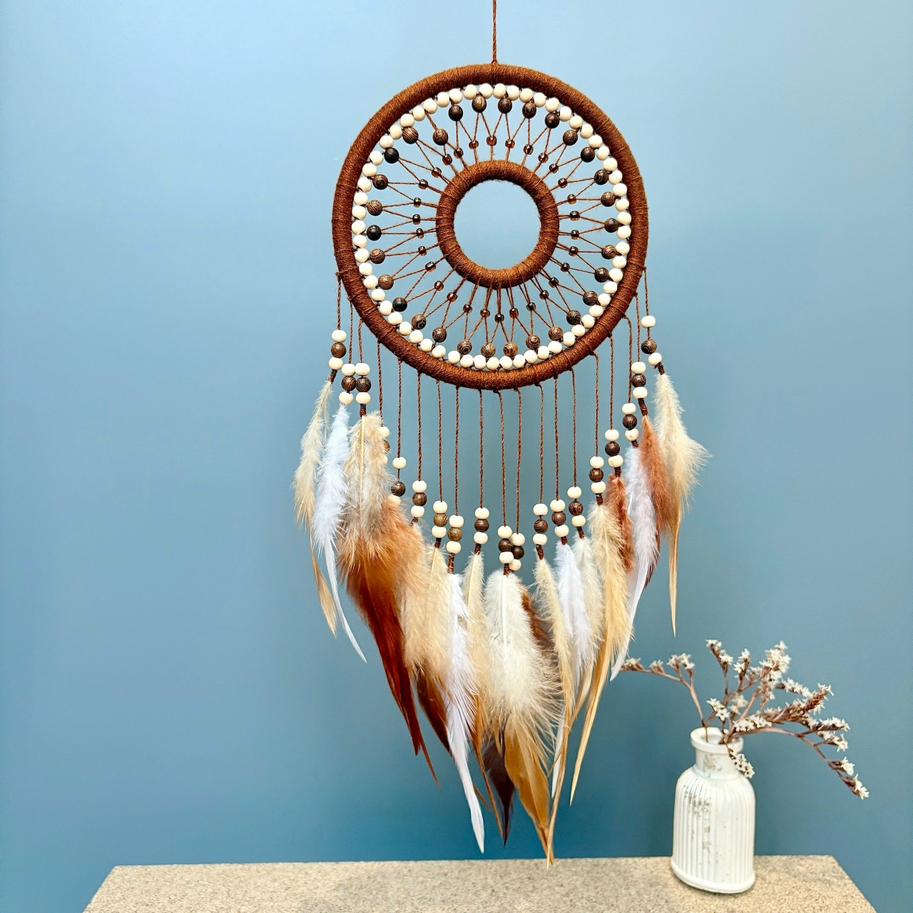 Ловец снов "Песчаные дюны" Перед вами не просто украшение, а древний амулет, хранящий в себе мудрость веков. Его необычайный дизайн – воплощает традиции коренных народов Северной Америки, где такие обереги веками защищали дом и сон человека.