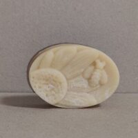 Это мыло — воплощение заботы и нежности, соединившее в себе дары природы: питательное молоко и целебный мёд. Каждый брусок создаётся вручную с соблюдением традиционных техник мыловарения, чтобы подарить вашей коже мягкость и сияние.