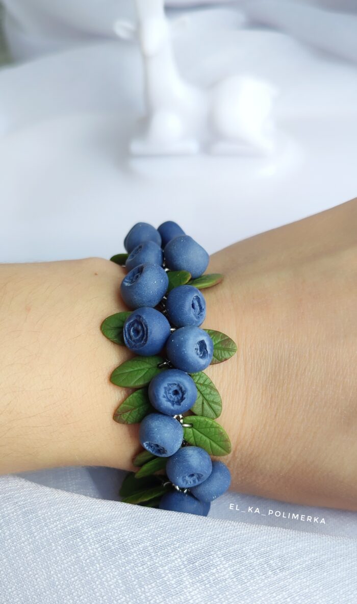 Браслет с голубикой из полимерной глины — изображение 3