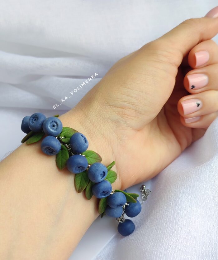 Браслет с голубикой из полимерной глины — изображение 4