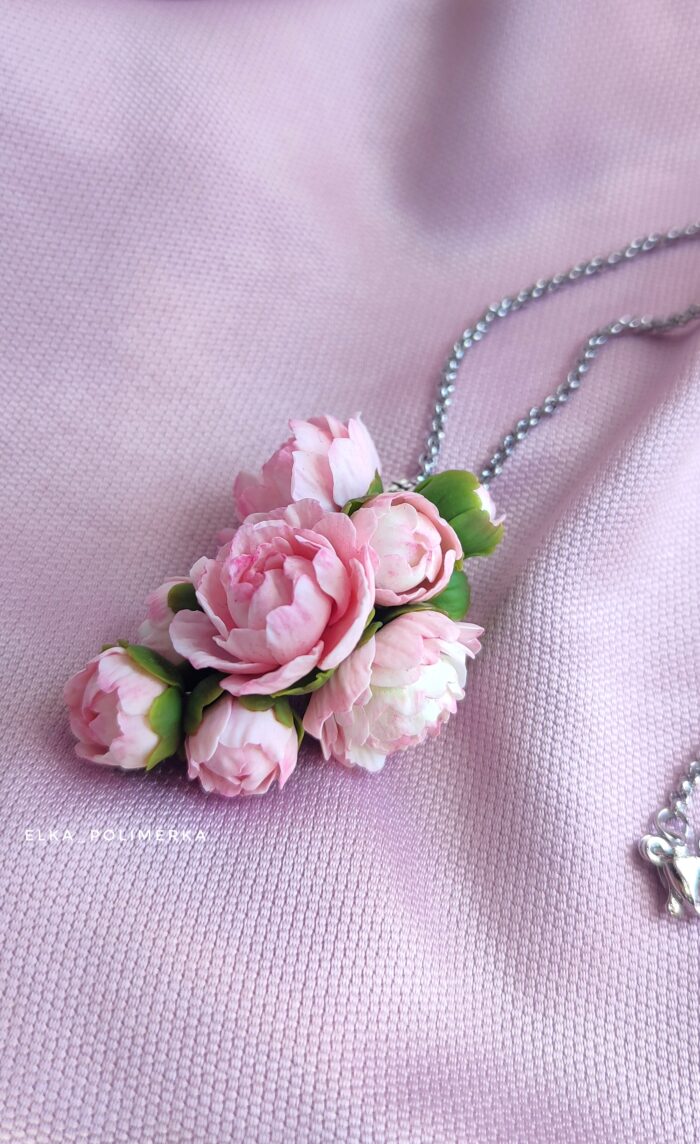 Набор украшений «Пионы» — кулон и серьги из полимерной глины — изображение 3