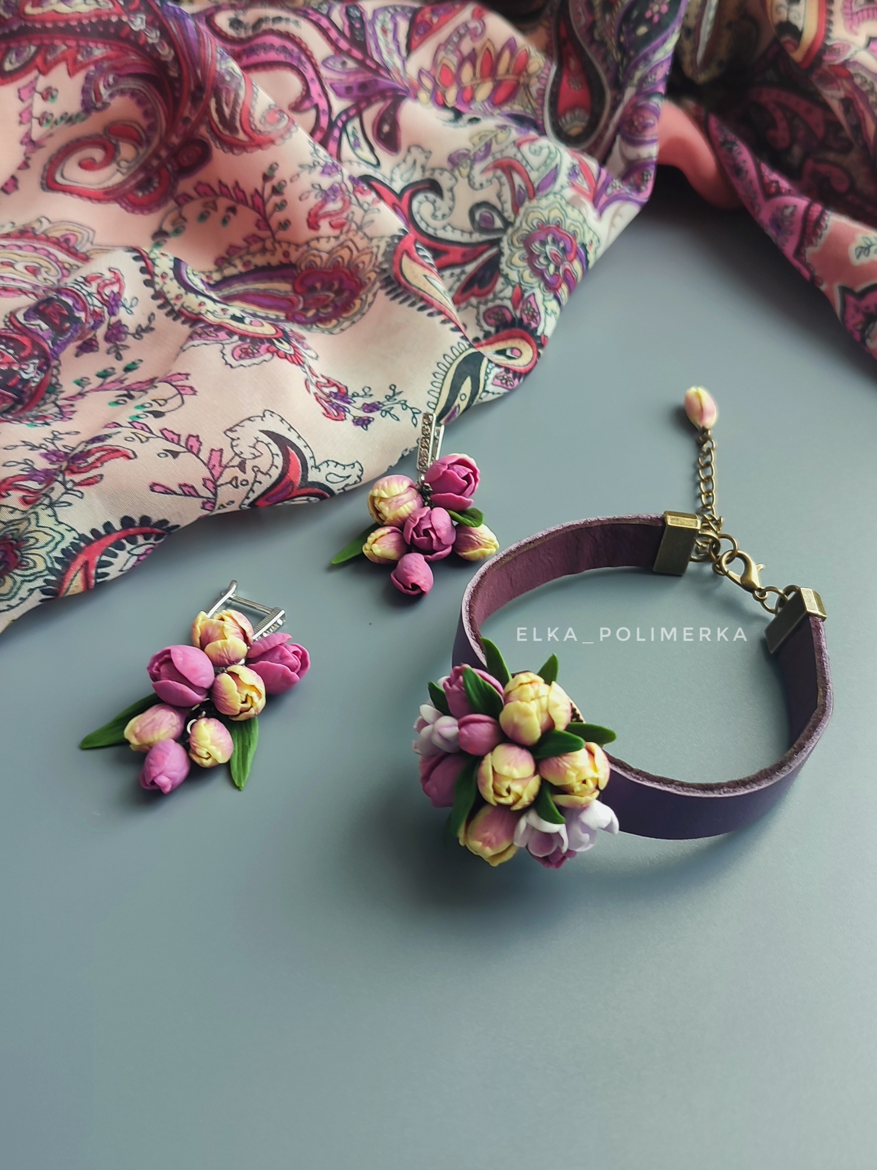 Комплект украшений: браслет из натуральной кожи и серьги с тюльпанами