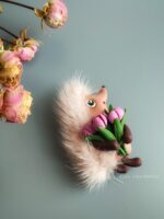 Брошь «Ёжик с букетом тюльпанов» — изображение 3