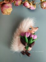 Брошь «Ёжик с букетом тюльпанов» — изображение 4