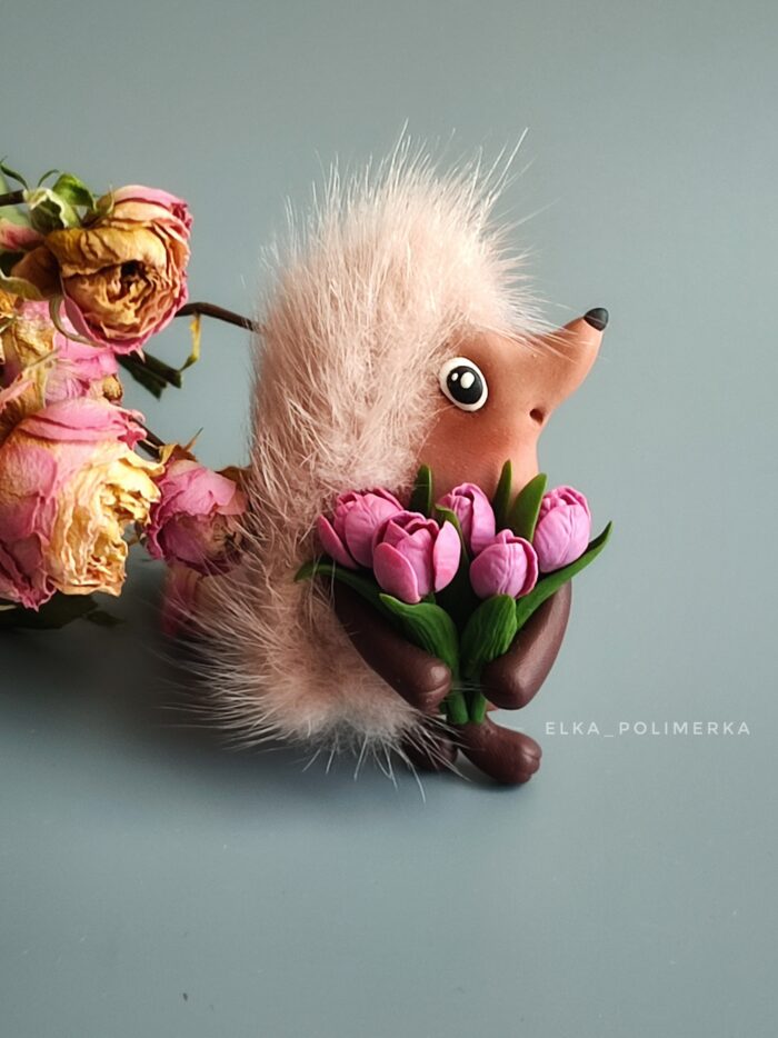 Брошь «Ёжик с букетом тюльпанов» — изображение 2