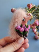 Брошь «Ёжик с букетом тюльпанов» из полимерной глины с натуральной норкой