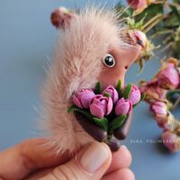 Брошь «Ёжик с букетом тюльпанов» из полимерной глины с натуральной норкой