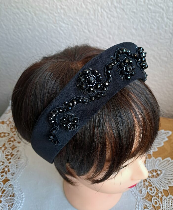 Кокошник ручной работы из чёрной экозамши с декором, на ободке — изображение 2