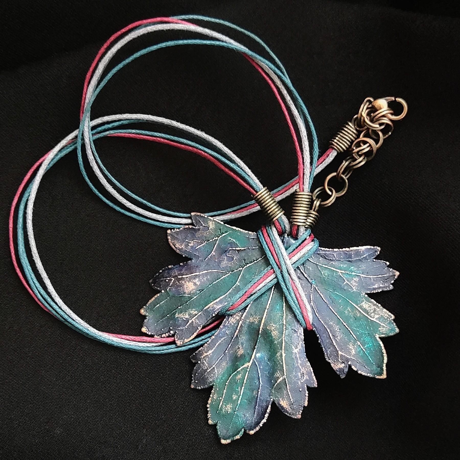 Колье Изумительное колье, центральным элементом которого служит лист смородины, выполненный с помощью техники гальванопластика. Этот лист — не просто украшение, а маленькое произведение искусства: с одной стороны он играет зелёно-синими оттенками, словно отражая прохладу утренней росы, а с другой переливается нежно-зелёными и бирюзовыми тонами, напоминая о безмятежности летнего дня.