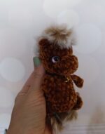 Милая вязаная лошадка амигуруми, выполненная с любовью из плюшевой пряжи, станет очаровательным украшением или трогательным подарком. Эта миниатюрная игрушка связана крючком с особой тщательностью — каждая деталь продумана до мелочей.