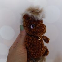 Милая вязаная лошадка амигуруми, выполненная с любовью из плюшевой пряжи, станет очаровательным украшением или трогательным подарком. Эта миниатюрная игрушка связана крючком с особой тщательностью — каждая деталь продумана до мелочей.