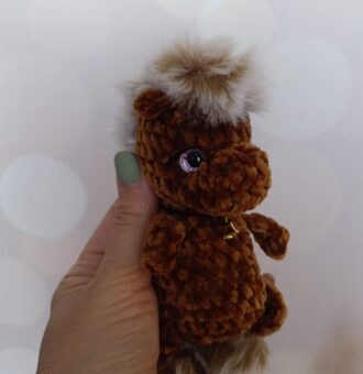 Милая вязаная лошадка амигуруми, выполненная с любовью из плюшевой пряжи, станет очаровательным украшением или трогательным подарком. Эта миниатюрная игрушка связана крючком с особой тщательностью — каждая деталь продумана до мелочей.