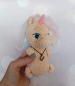 Милый вязаный единорог, выполненный из плюшевой пряжи, станет отличным подарком для ребёнка или украшением интерьера. Игрушка связана крючком с особой тщательностью и любовью — каждая деталь продумана до мелочей.