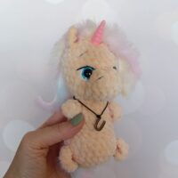 Милый вязаный единорог, выполненный из плюшевой пряжи, станет отличным подарком для ребёнка или украшением интерьера. Игрушка связана крючком с особой тщательностью и любовью — каждая деталь продумана до мелочей.