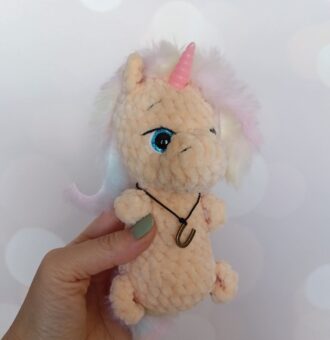 Милый вязаный единорог, выполненный из плюшевой пряжи, станет отличным подарком для ребёнка или украшением интерьера. Игрушка связана крючком с особой тщательностью и любовью — каждая деталь продумана до мелочей.
