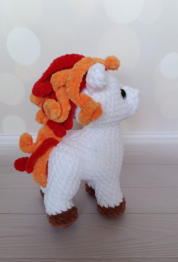Белая плюшевая лошадка с огненной гривой — изображение 2