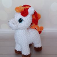 Вязаная игрушка — очаровательная лошадка, выполненная в технике амигуруми из мягкой гипоалергенной плюшевой пряжи.