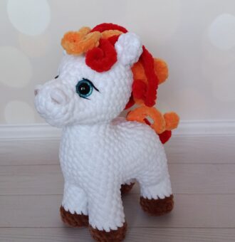 Вязаная игрушка — очаровательная лошадка, выполненная в технике амигуруми из мягкой гипоалергенной плюшевой пряжи.
