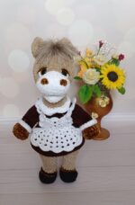 Вязаная игрушка — лошадка в образе школьницы. Очаровательная вязаная лошадка, выполненная вручную с любовью и вниманием к деталям, станет изюминкой вашего интерьера или любимым другом для ребёнка. Игрушка связана из мягкой гипоаллергенной пряжи, приятной на ощупь, а наполнитель обеспечивает ей устойчивую форму.