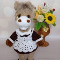 Вязаная игрушка — лошадка в образе школьницы. Очаровательная вязаная лошадка, выполненная вручную с любовью и вниманием к деталям, станет изюминкой вашего интерьера или любимым другом для ребёнка. Игрушка связана из мягкой гипоаллергенной пряжи, приятной на ощупь, а наполнитель обеспечивает ей устойчивую форму.