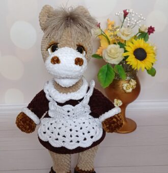 Вязаная игрушка — лошадка в образе школьницы. Очаровательная вязаная лошадка, выполненная вручную с любовью и вниманием к деталям, станет изюминкой вашего интерьера или любимым другом для ребёнка. Игрушка связана из мягкой гипоаллергенной пряжи, приятной на ощупь, а наполнитель обеспечивает ей устойчивую форму.