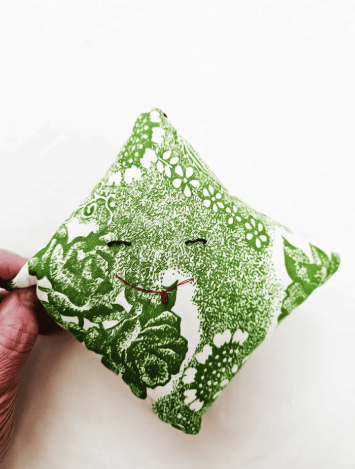 Декоративные миниподушки-антистресс пэчворк и вязание — изображение 10