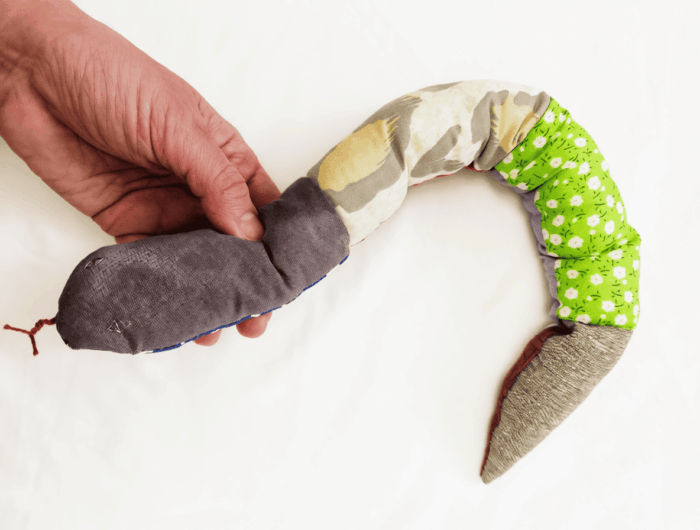 Декоративные миниподушки-антистресс пэчворк и вязание — изображение 14