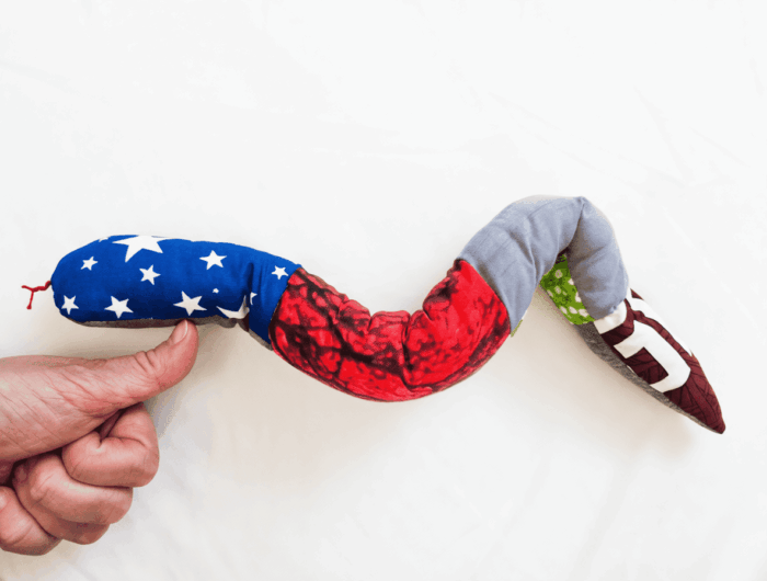 Декоративные миниподушки-антистресс пэчворк и вязание — изображение 13