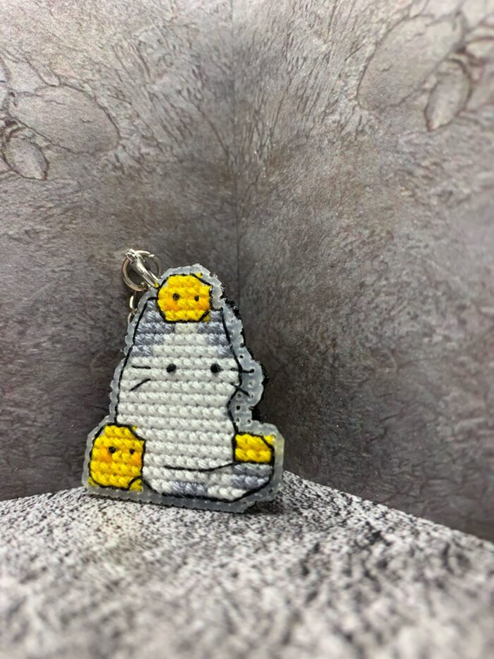 Брелок "Задумчивый котик" — стильный аксессуар и талисман — изображение 5