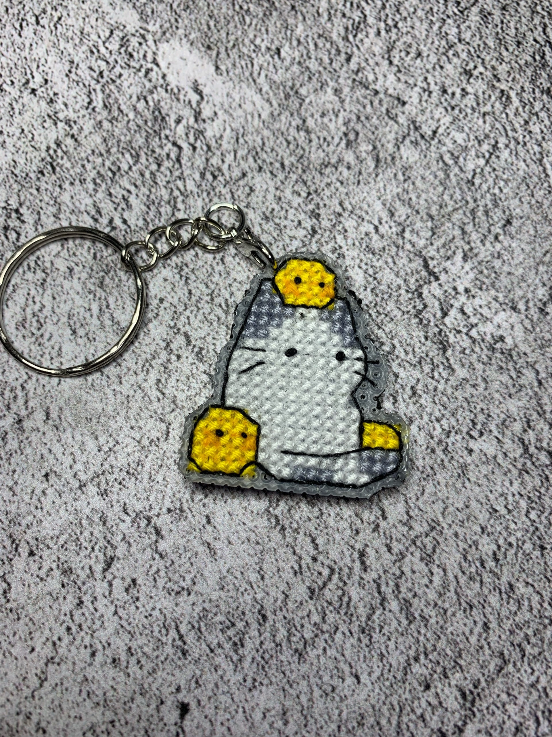 19 Брелок "Задумчивый котик" — стильный аксессуар и талисман — изображение 1