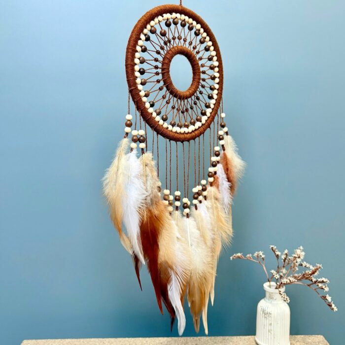 Перед вами не просто украшение, а древний амулет, хранящий в себе мудрость веков. Его необычайный дизайн – воплощает традиции коренных народов Северной Америки, где такие обереги веками защищали дом и сон человека.