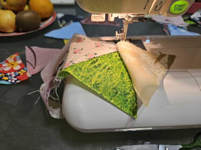 Декоративные миниподушки-антистресс пэчворк и вязание — изображение 20