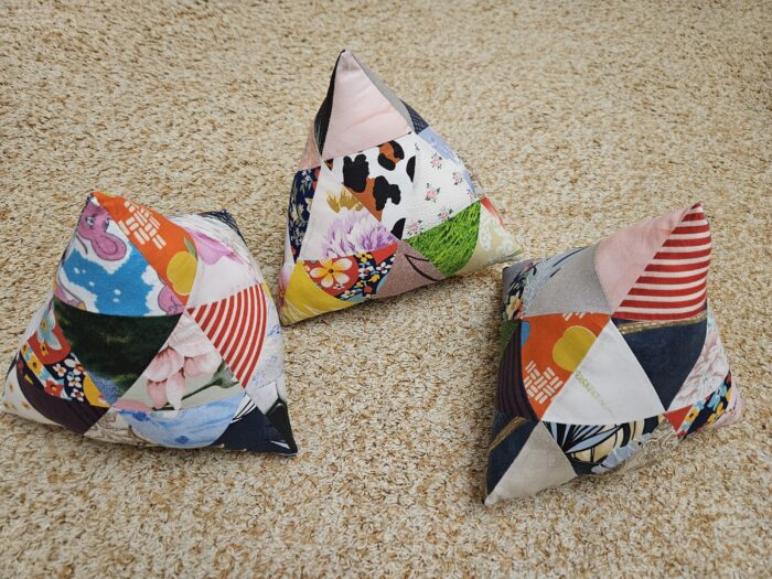 Декоративные миниподушки-антистресс пэчворк и вязание — изображение 21