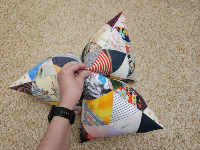 Декоративные миниподушки-антистресс пэчворк и вязание — изображение 23