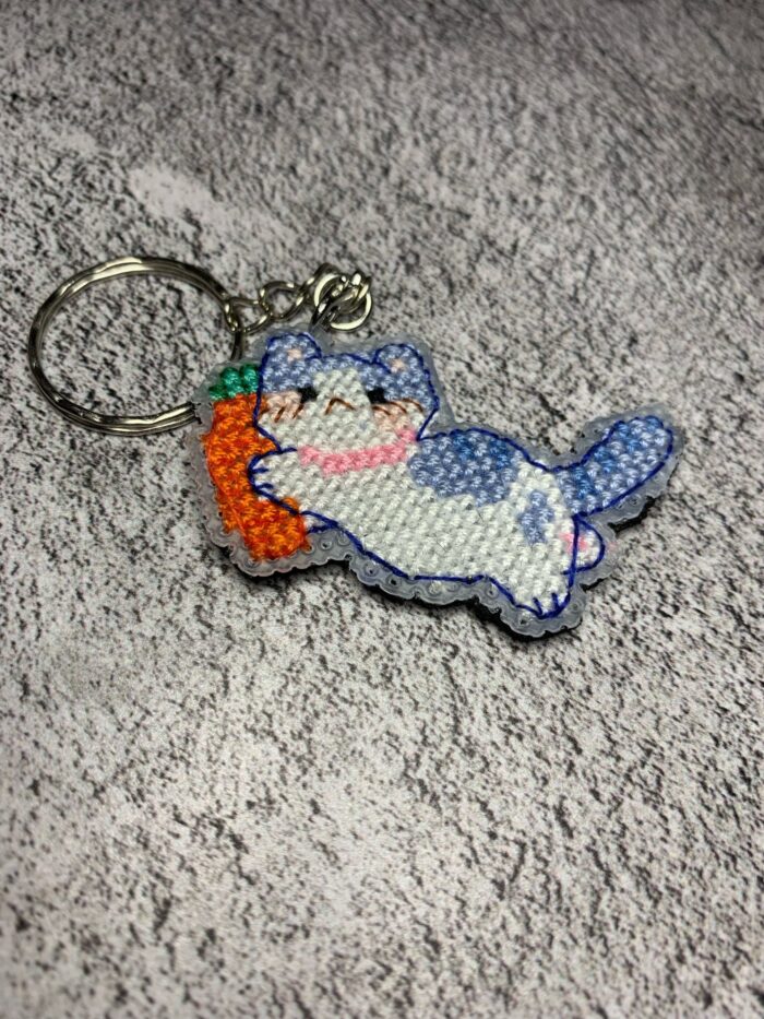 Брелок - "Котик с морковкой" — изображение 5