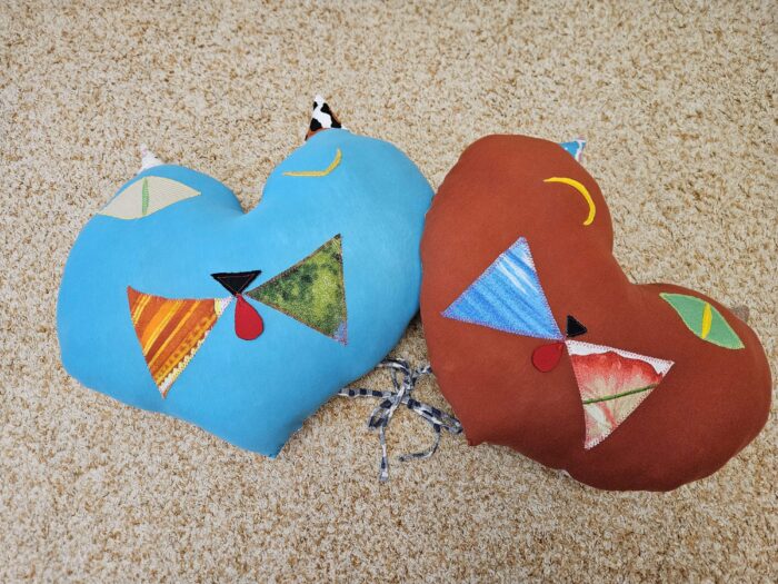 Декоративные миниподушки-антистресс пэчворк и вязание — изображение 26