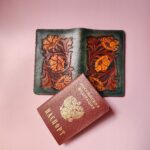 Обложка для паспорта из натуральной кожи с тиснением «Шеридан» — изображение 3