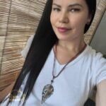 Завораживающее колье, в центре которого — подвеска в виде листа сирени, созданная с помощью техники гальванопластика. Лист словно хранит в себе историю: фактурные прожилки рассказывают о его жизни, а неровные, «объеденные» гусеницами края придают украшению особую, дикую прелесть, будто он только что был сорван в заросшем саду.