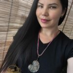 Изысканное колье, в центре которого — подвеска в виде листа скумпии, редкого растения-эндемика, произрастающего в Крыму. Лист, выполненный с помощью техники гальванопластика, поражает своей реалистичностью: каждая фактурная прожилка словно хранит в себе дыхание природы, её незримую энергию.