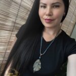 Утончённое колье, центральным элементом которого служит подвеска в виде листа Вяза, выполненная с помощью техники гальванопластика. Лист словно хранит в себе дыхание леса: его поверхность изобилует фактурными прожилками и природными дырочками, придающими украшению неповторимую естественность.