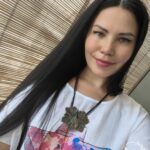 Изысканное колье, центральным элементом которого служит лист садовой герани, выполненный с помощью техники гальванопластика. Лист, окрашенный в нежные оттенки оливкового и болотно-бирюзового, словно парит в воздухе — вощёный шнур искусно выходит из его боковинок, создавая иллюзию невесомости и лёгкого парения.