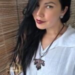 Это изысканное колье, созданное в технике гальванопластика, представляет собой реалистичный лист куста Смородины. Тонкий вощёный шнур подчеркивает природную красоту изделия.