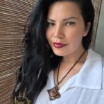 Уникальное колье, выполненное в технике гальванопластика — его центральным элементом стал хвостик от хурмы, превращённый в произведение искусства. Тёплые оттенки коричневого, медного и шоколадного окутывают подвеску, создавая ощущение природной гармонии и уюта.