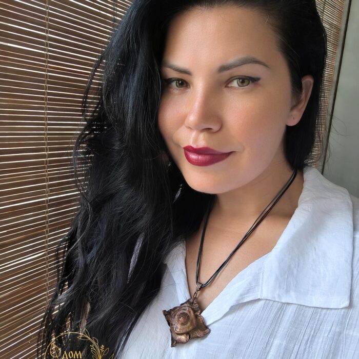 Уникальное колье, выполненное в технике гальванопластика — его центральным элементом стал хвостик от хурмы, превращённый в произведение искусства. Тёплые оттенки коричневого, медного и шоколадного окутывают подвеску, создавая ощущение природной гармонии и уюта.