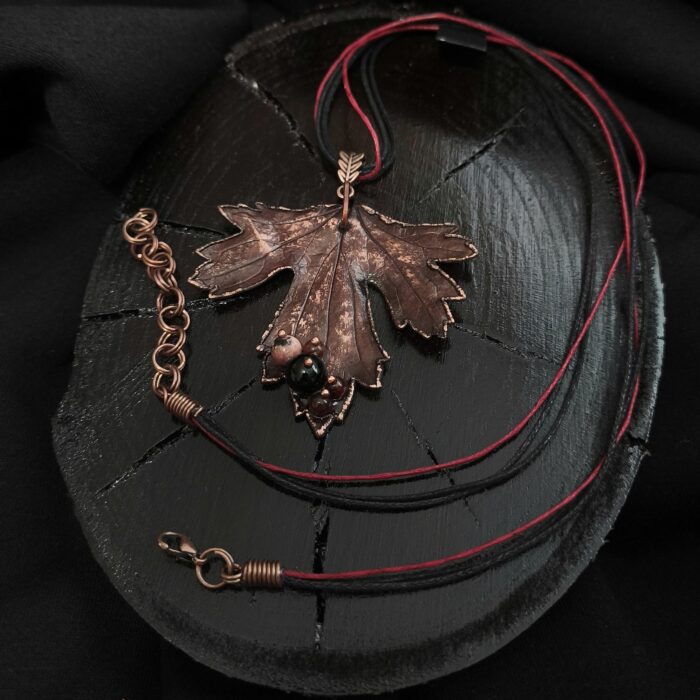 Это изысканное колье, созданное в технике гальванопластика, представляет собой реалистичный лист куста Смородины. Тонкий вощёный шнур подчеркивает природную красоту изделия.