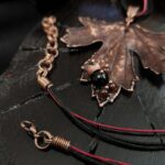 Это изысканное колье, созданное в технике гальванопластика, представляет собой реалистичный лист куста Смородины. Тонкий вощёный шнур подчеркивает природную красоту изделия.