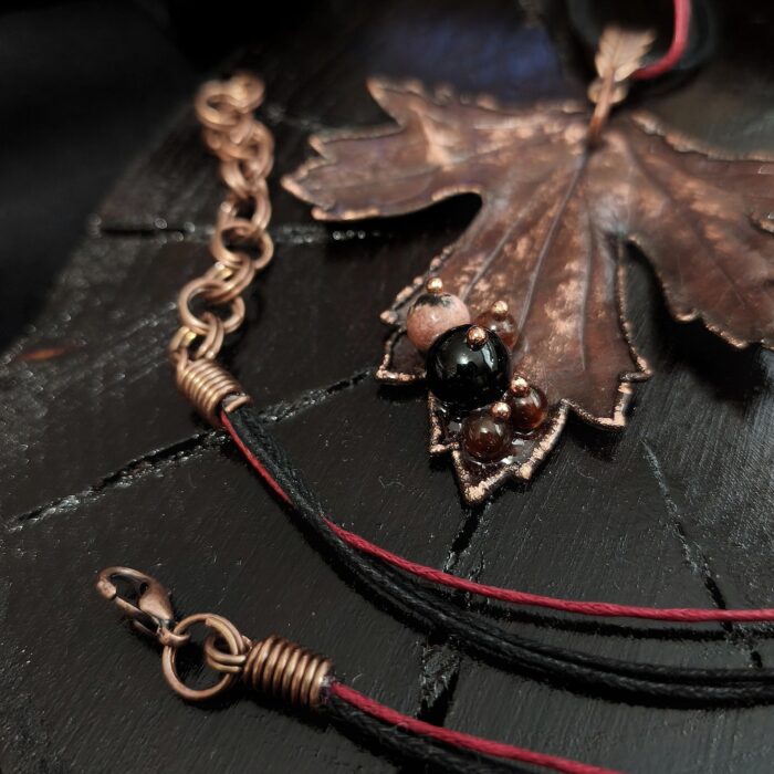 Это изысканное колье, созданное в технике гальванопластика, представляет собой реалистичный лист куста Смородины. Тонкий вощёный шнур подчеркивает природную красоту изделия.