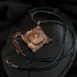 Уникальное колье, выполненное в технике гальванопластика — его центральным элементом стал хвостик от хурмы, превращённый в произведение искусства. Тёплые оттенки коричневого, медного и шоколадного окутывают подвеску, создавая ощущение природной гармонии и уюта.